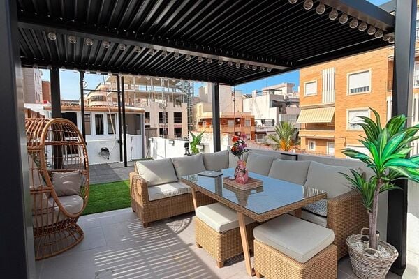 Renovuotas namas su terasa, Alicante provincijoje, Torrevieja mieste, Playa del Cura rajone. 4 kamba