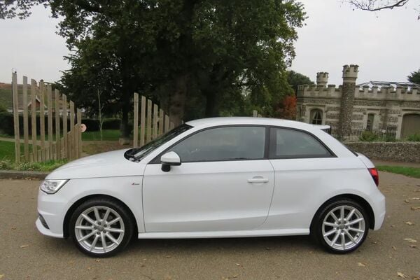 Audi A1 / S1 kairės pusės durys (dvidurio)