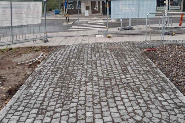 Trinkelių klojimas Granito akmens klojimas Pagrindų paruošimas Bortų montavimas Kiemų, įvažiavimų, t
