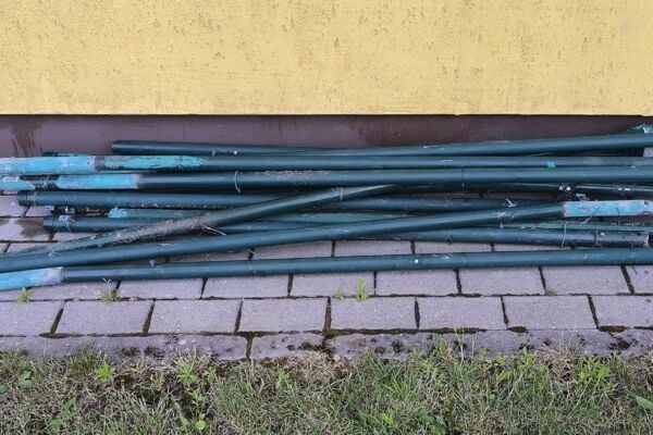 Tvoros stulpeliai, sujungimai, betono likutis
