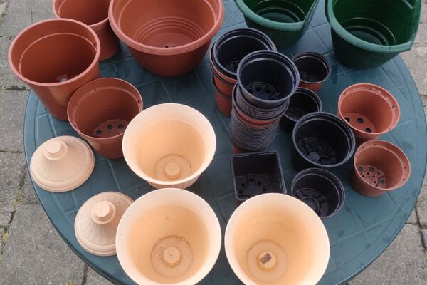 Įvairūs plastikiniai vazonai, vazonėliai, vazonas
