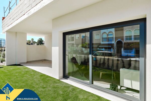 Bungalas su bendru baseinu, Alicante provincijoje, Torrevieja mieste, Playa de los Náufragos rajone.