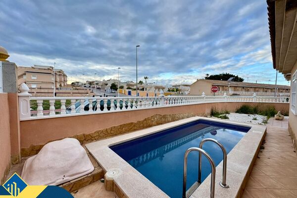 Namas privačiu baseinu, Alicante provincijoje, Torrevieja mieste, Los Balcones rajone. 4 kambariai |