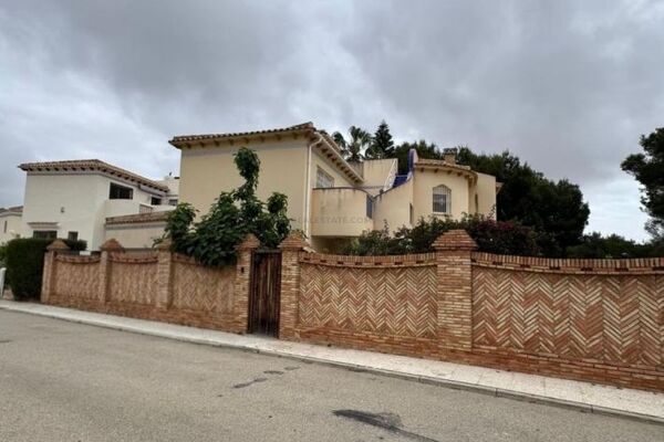 Vila su privačiu baseinu, Alicante provincijoje, Orihuela Costa mieste. 5 kambariai | 107 m² | 3.3 k