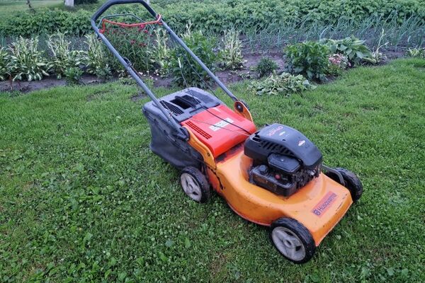Žoliapjovė Husqvarna savaeigė Briggs variklis,plotis 46cm,su krepšiu