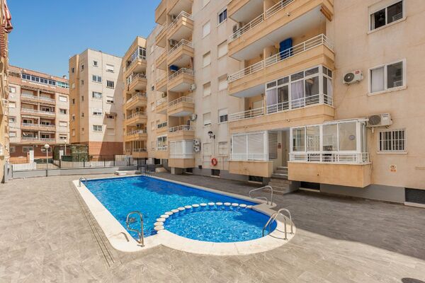 Saulėti apartamentai su bendruomeniniu baseinu