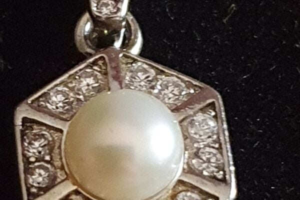 Elegantiškas Art Deco stiliaus vėrinys su perlu ir sidabro grandinėle