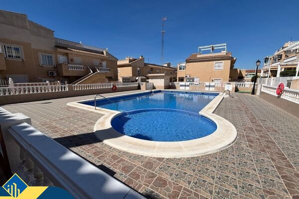 Renovuotas bungalas su bendru baseinu, Alicante provincijoje, Torrevieja mieste. 3 kambariai | 76 m²