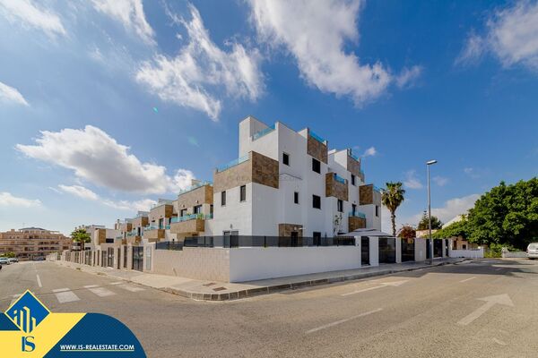 Namas su bendru baseinu, Alicante provincijoje, Orihuela Costa mieste. 4 kambariai | 134 m² | 5 kilo