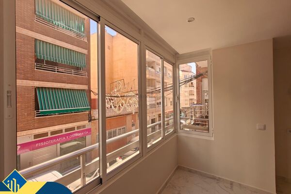 Renovuotas apartamentas su terasa, Alicante provincijoje, Torrevieja mieste, Playa del Cura rajone. 