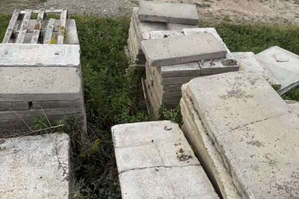 Betoninės plokštės keliui, aikštelei įrengti.