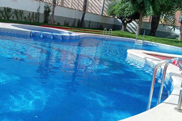 Renovuotas apartamentas su bendru baseinu, Alicante provincijoje, Torrevieja mieste. 2 kambariai | 3