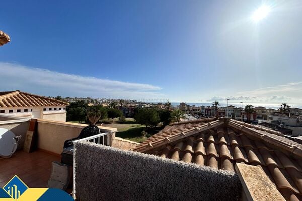 Bungalas su bendru baseinu, Alicante provincijoje, Torrevieja mieste. 3 kambariai | 61 m² | 1 kilome