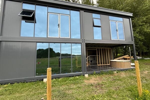 Dviejų aukštų modulinio plieninio karkaso namo konstrukcija