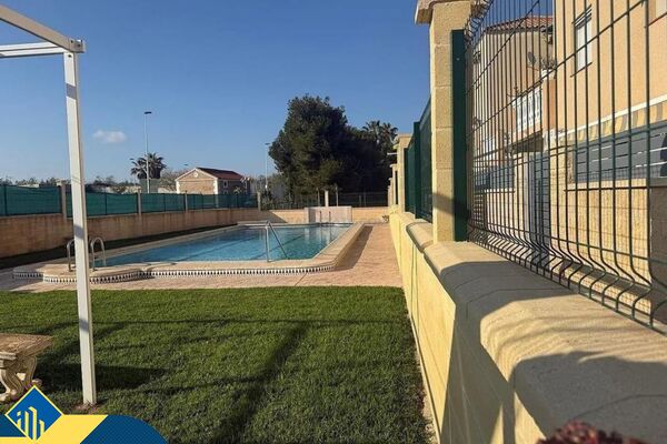 Bungalas su bendru baseinu, Alicante provincijoje, Torrevieja mieste. 4 kambariai | 60 m² | 1.6 kilo
