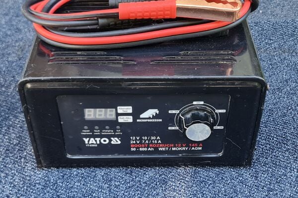 Yato akumuliatoriaus įkroviklis Yt-83052
