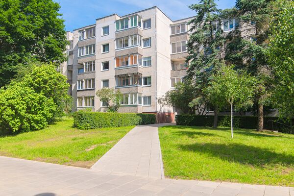Labai geroje Šeškinės rajono vietoje, Dūkštų g. parduodamas didesnio ploto 1 kambario butas.