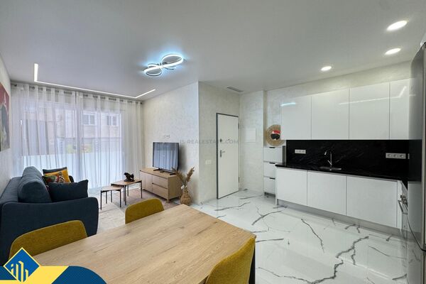 Renovuotas apartamentas su terasa, Alicante provincijoje, Torrevieja mieste, Playa del Cura rajone. 