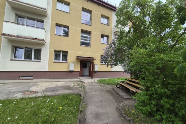 Naujosios Akmenės Senamiestyje Renovuotame Name Parduodamas Įrengtas 2 Kambarių Butas