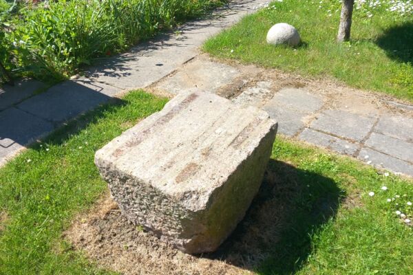 Tašyti Akmenys – Prizmės Formos Pilko Granito Akmens Luitai