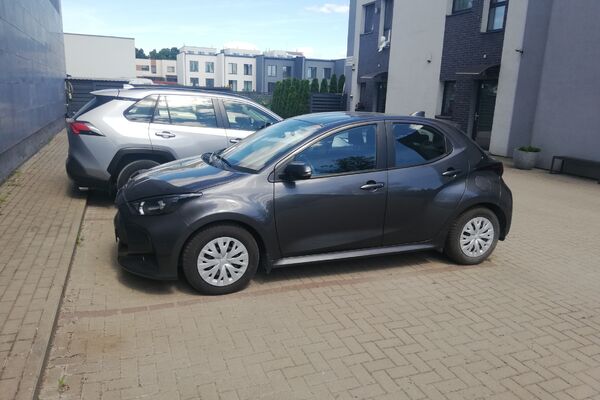 Toyota Yaris 2022 1,5 benz. 8999 eur.