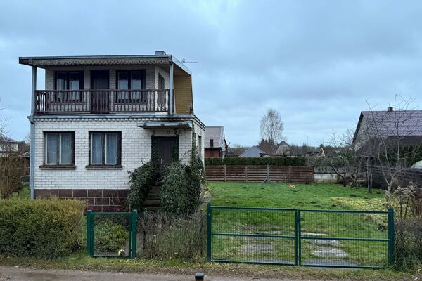 Parduodamas erdvus sodo namas su rūkykla ir duonkepiu (kaina derinama)