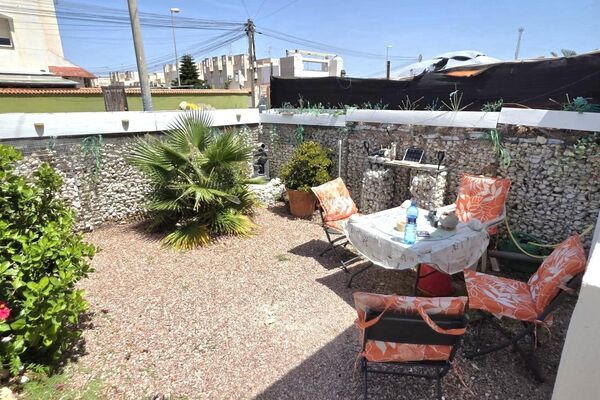 Renovuotas bungalas su bendru baseinu, Alicante provincijoje, Torrevieja mieste, Torreta rajone. 2 k