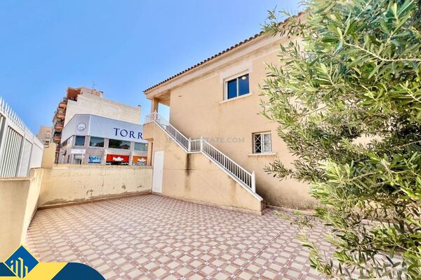 Bungalas su bendru baseinu, Alicante provincijoje, Torrevieja mieste. 3 kambariai | 56 m² | 1 kilome