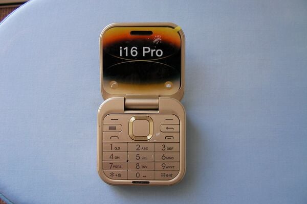 Parduodu flip telefona i 16Pro