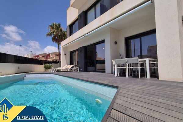 Vila su privačiu baseinu, Alicante provincijoje, Torrevieja mieste. 5 kambariai | 205 m² | 1.2 kilom