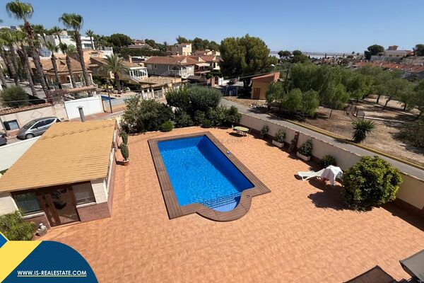 Vila su privačiu baseinu, Alicante provincijoje, Torrevieja mieste, Los Balcones rajone. 8 kambariai