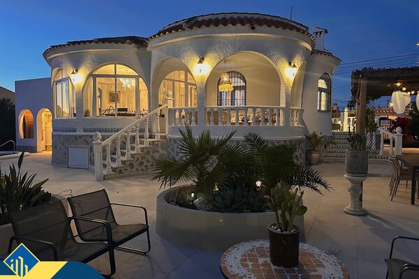Vila su privačiu baseinu, Alicante provincijoje, Torrevieja mieste, El Chaparral rajone. 4 kambariai