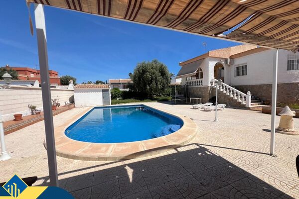 Vila su privačiu baseinu, Alicante provincijoje, Torrevieja mieste, El Chaparral rajone. 6 kambariai