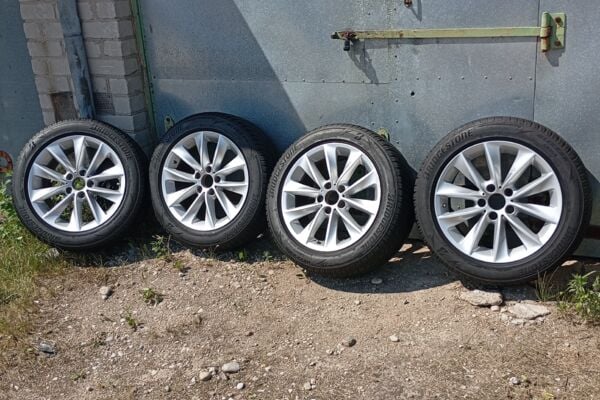 Parduodu Bmw X3 lietus ratlankius su žieminėmes padangomis dvi yra geros dvi reikia keisti komplekto