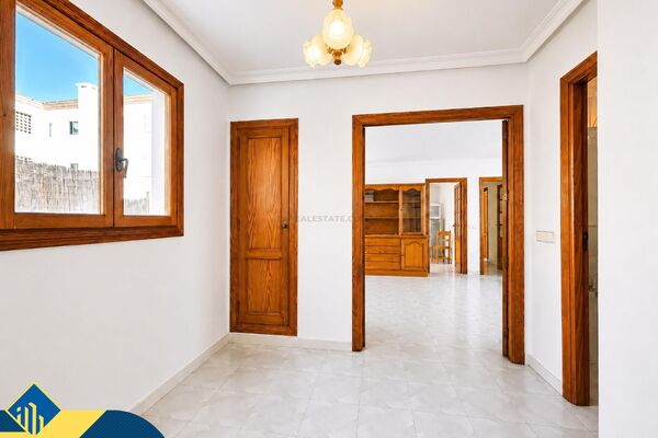 Skirtas renovacijai apartamentas su bendru baseinu, Balearų salos, Ibiza. 5 kambariai | 146 m² | 350