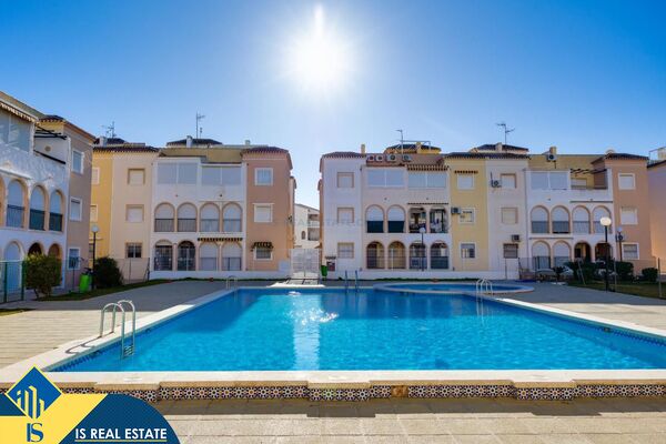 Bungalas su bendru baseinu, Alicante provincijoje, Torrevieja mieste, Playa de los Náufragos rajone.