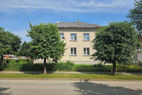 Parduodamas su daliniais patogumais 3 kambarių butas 2- ame aukšte (iš dviejų) Švenčionių rajone, Šv