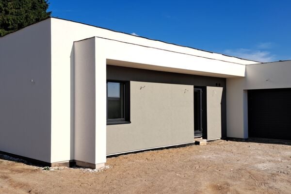 138 m² vieno aukšto namas su garažu ir 8,1 aro sklypu, su vaizdu į pušyną Utenos mieste