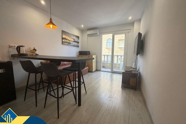 Renovuotas apartamentas su terasa, Alicante provincijoje, Torrevieja mieste, Playa del Cura rajone. 