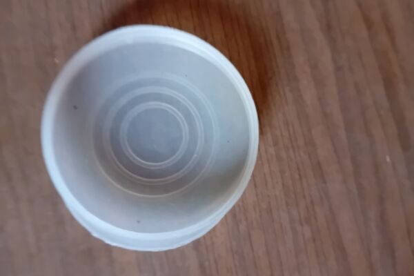 Stiklainių plastmasiniai dangteliai